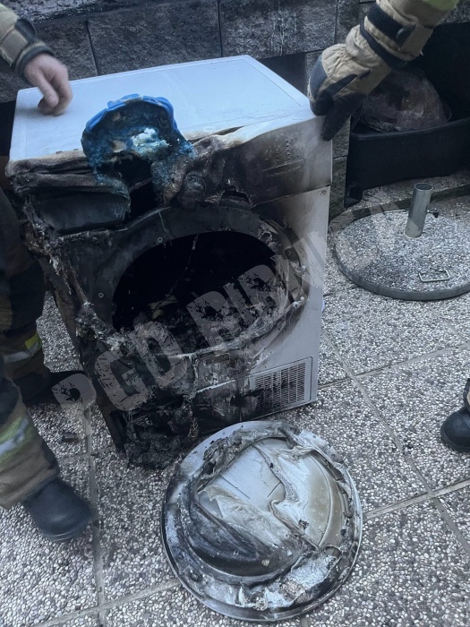 FOTO: Gasili sušilni stroj in reševali mačka