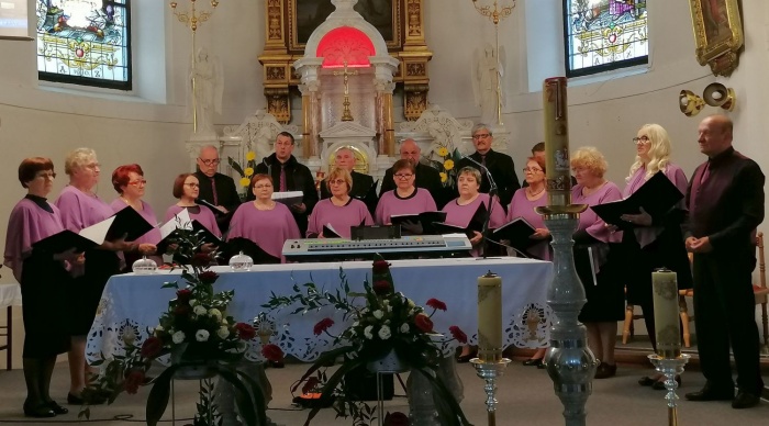Mešani pevski zbor Šmarješke Toplice zadnji dve leti vodi Tone Fink (na desni).