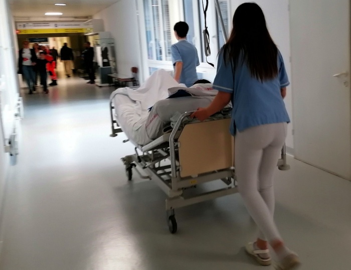 Zaradi stavke v novomeški bolnišnici opravijo manj nenujnih ambulantnih pregledov in operativnih posegov ter več nujnih. (Foto: L. M.)