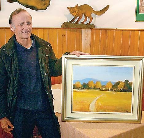 Franc Gosenca z Radovice se je zelo razveselil slike belokranjskega steljnika z brezami, ki mu jo je žreb namenil na prireditvi, na kateri so “njegovo” županjo Renato Brunskole razglasili na za najbolj priljubljeno županjo.