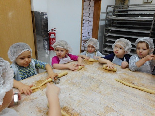 Otroci iz vrtca Sonček Semič obiskali pekarno Presta