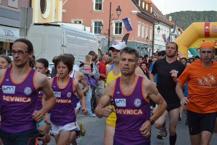 FOTO: Kar 400 tekačev teklo s Primožem Kozmusom 