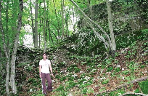 Ruševine  - Od nekdaj mogočnega gradu Kozjak je ostal le še del obzidja in stolpa, je izletnikom povedala mlajša Marinčkova hči, Tina. (Foto: J.A.)