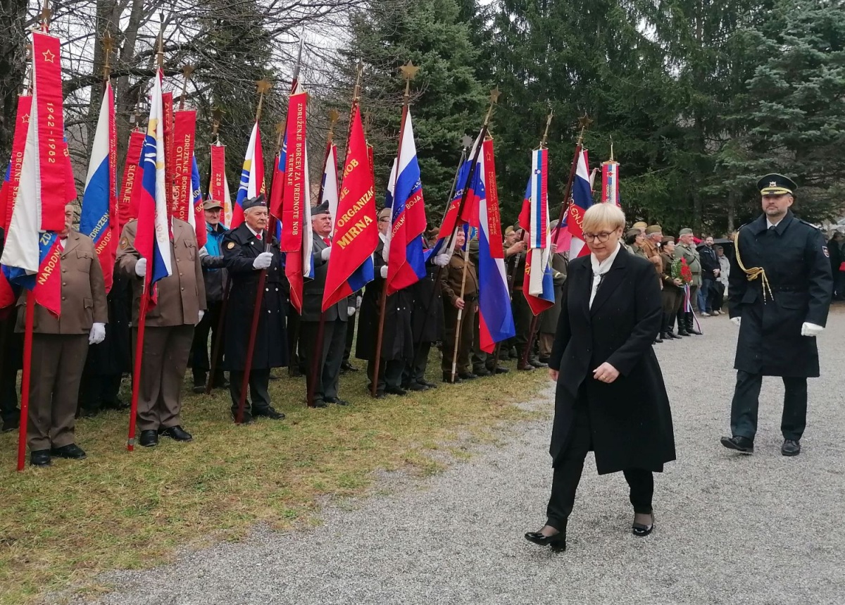 Predsednica države Nataša Pirc Musar je na prizorišče prišla ob pribočniku, polkovniku Mihi Rijavcu.