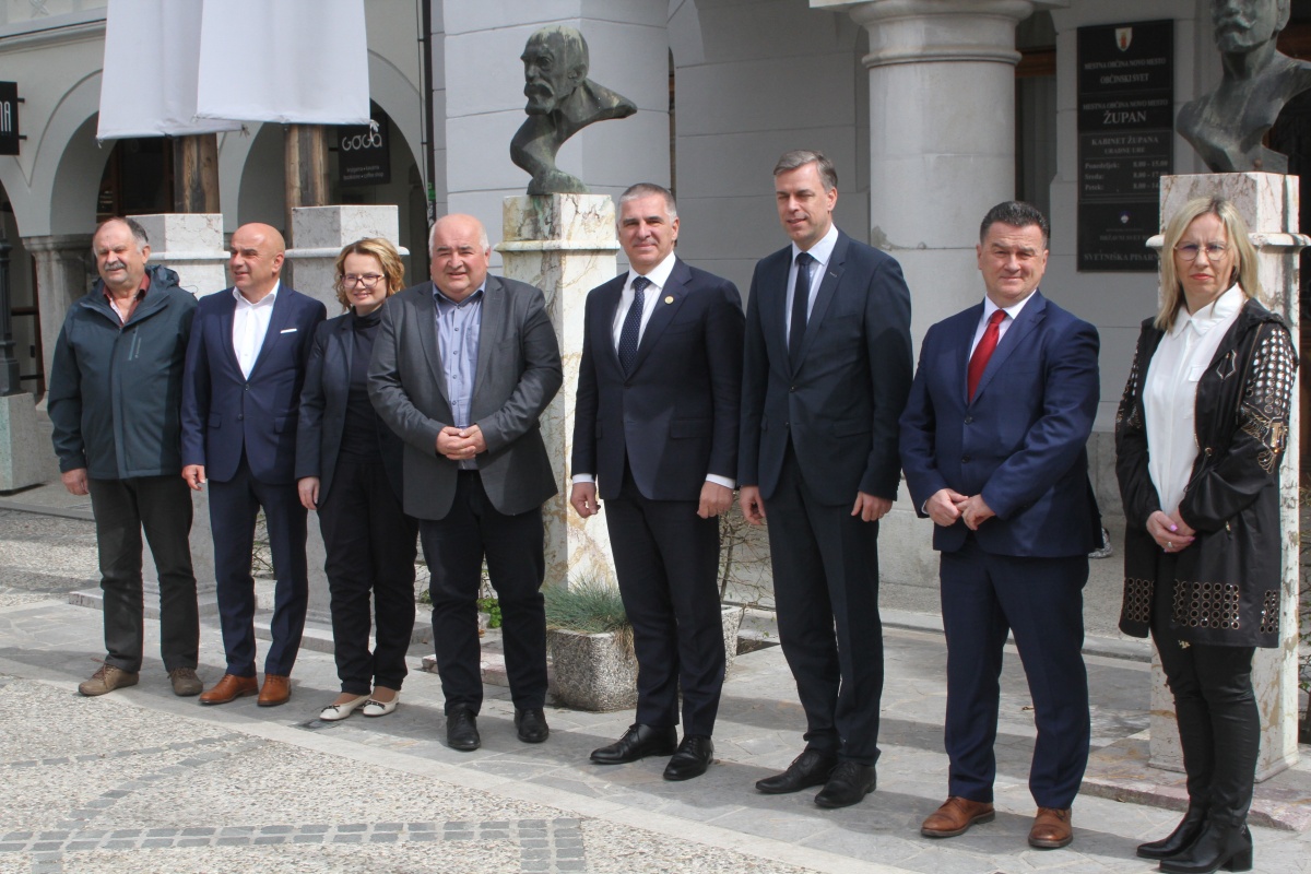 Skupinska slika po srečanju predsednika Državnega sveta z dolenjskimi župani. (Foto: I. Vidmar)