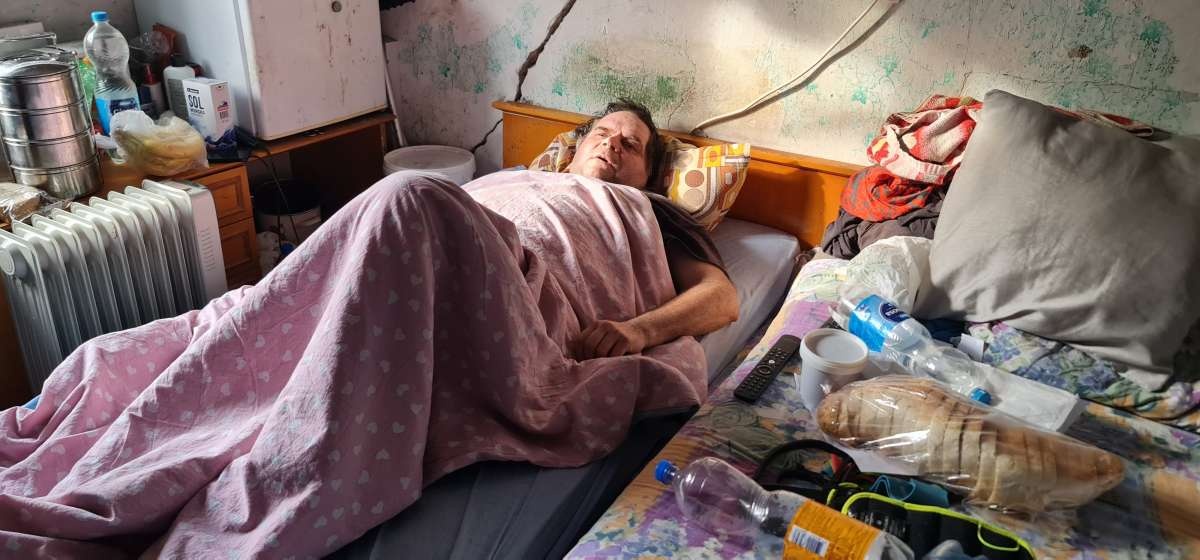 Kočevec Andrej je bil štiri mesece nemočen priklenjen na posteljo. (Foto: Preiskovalno.si)