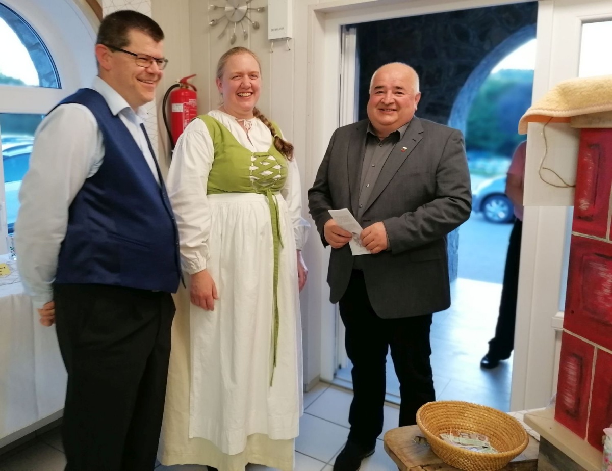 Tomaž Čarman (na levi) je novi vodja Bučenskih ramplačev. Zraven njegova žena Karmen ter škocjanski župan Jože Kapler.