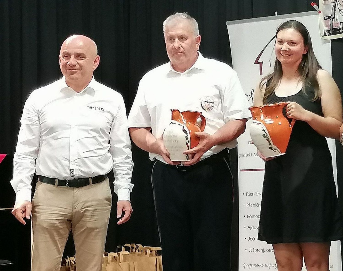 Šmarješki župan Marjan Hribar (na levi) je z veseljem čestital  vinogradnikoma za najbolje ocenjena vina: Gregorju Zorku in Mojci  Zalokar.