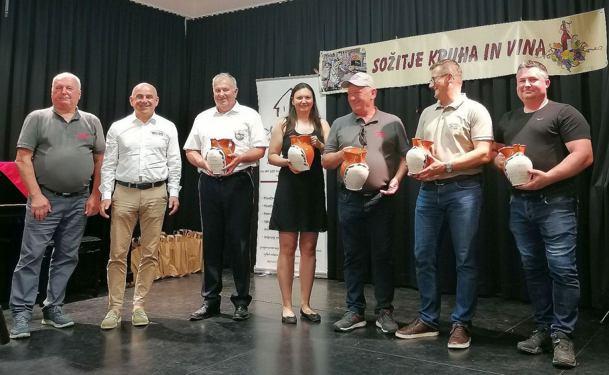 Najboljši vinogradniki, nagrajeni v DV Vinji Vrh-Bela Cerkev, s predsednikom društva Jožetom Košakom (na levi) in šmarješkim županom Marjanom Hribarjem.