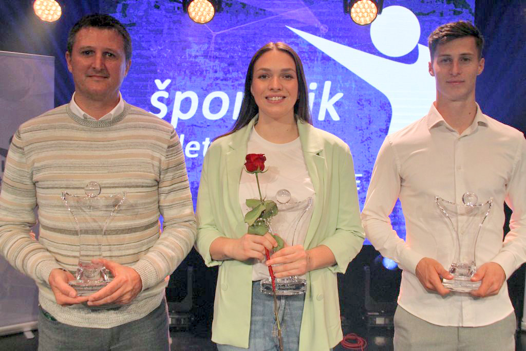 Z leve proti desni: Roman Šavrič, ki je v imenu Rokometnega kluba Trimo  Trebnje prevzel nagrado za najboljši kolektiv leta, rokometašica Maja  Vojnovič in motokrosist Jan Pancar