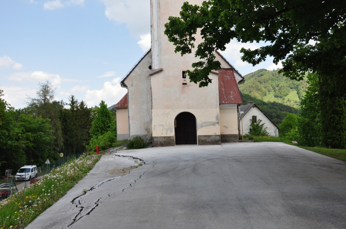 Cerkev Sv. Lenarta - pojavile so se razpoke, sanacija brežine je nujna. (Foto: Občina Sevnica)