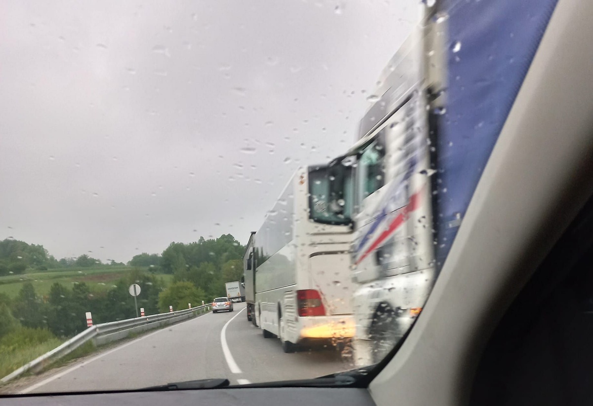 Po včerajšnji nesreči pri Velikem Cerovcu so na cesti čez Gorjance, kot smo poročali, takoj nastali zastoji. (Foto: FB Stanje na cestah v Beli krajini)